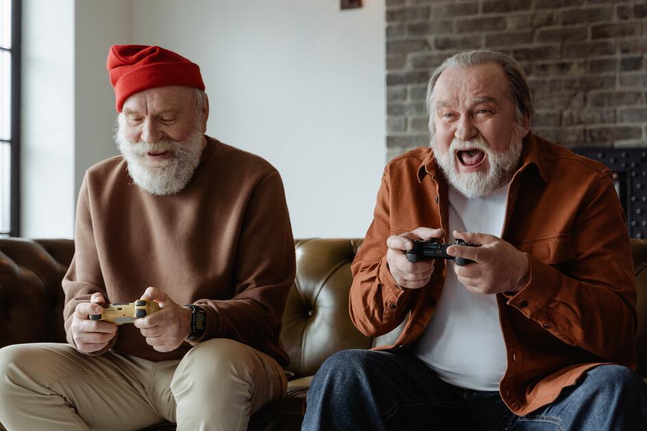 Anziani che giocano con videogiochi